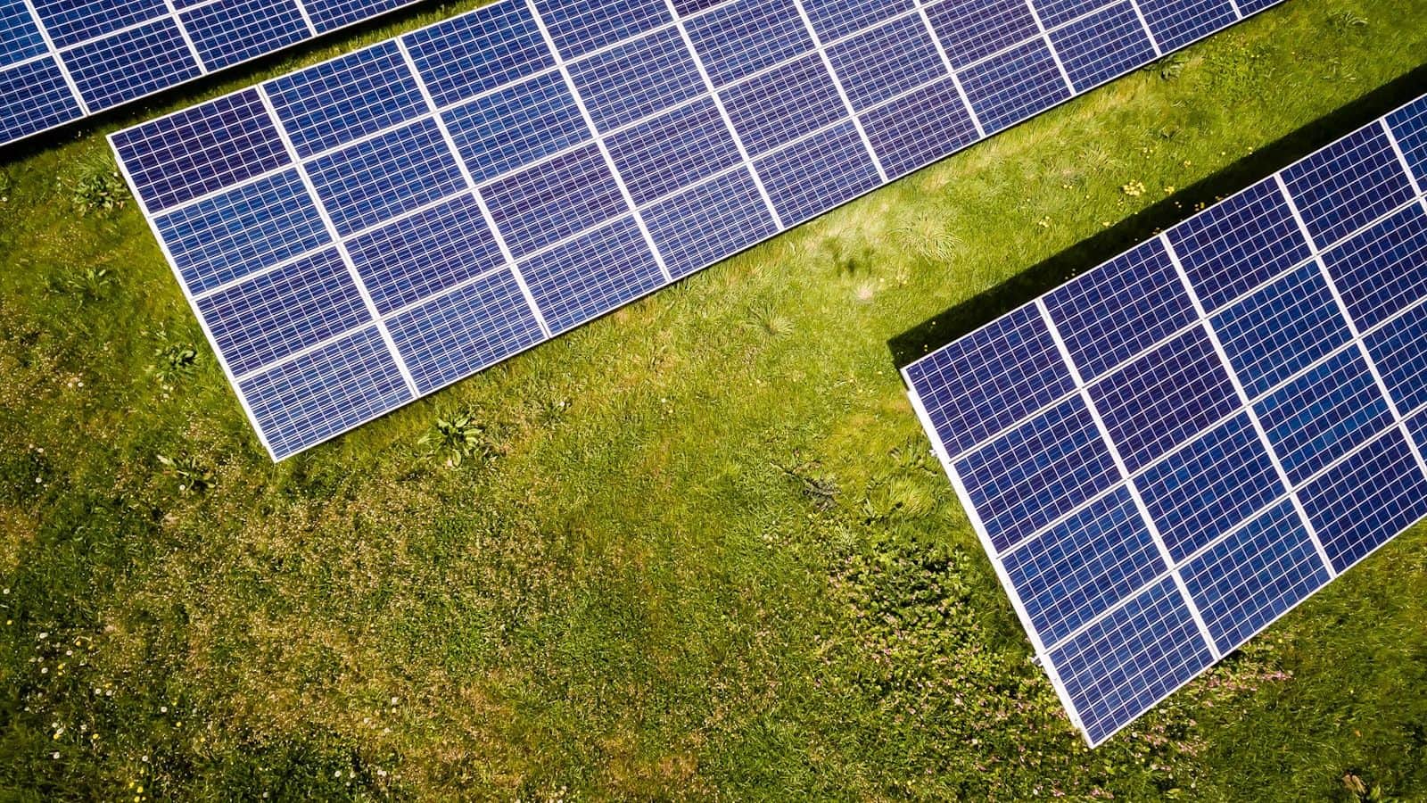 Integrated rooftop solar and battery installation